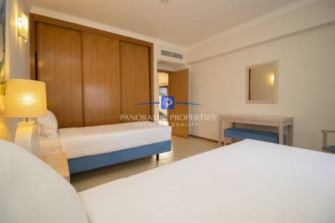 Apartamento no rés do chão com dois quartos com decoração requintada