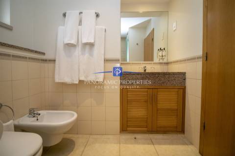 Apartamento no rés do chão com dois quartos com decoração requintada