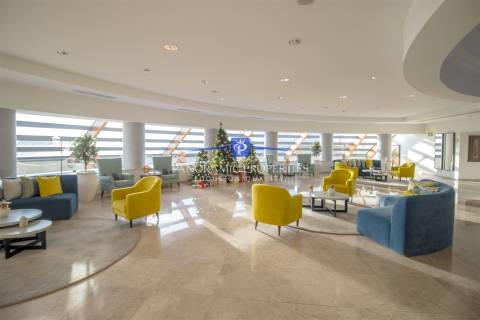 Apartamento no rés do chão com dois quartos com decoração requintada