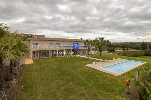 Elegante apartamento estúdio, está localizado no prestigiado resort Pestana,