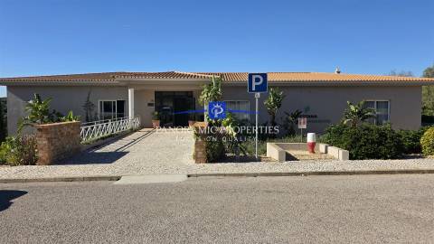 Elegante apartamento estúdio, está localizado no prestigiado resort Pestana,