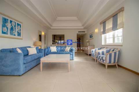 Apartamento de dois quartos elegantemente decorado, localizado no primeiro andar