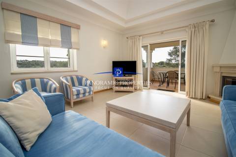 Apartamento de dois quartos elegantemente decorado, localizado no primeiro andar
