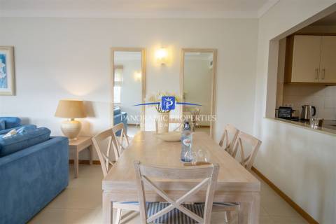 Apartamento de dois quartos elegantemente decorado, localizado no primeiro andar