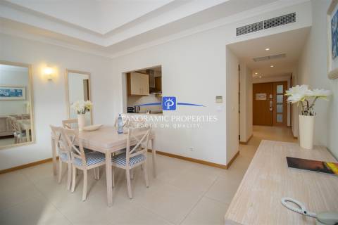 Apartamento de dois quartos elegantemente decorado, localizado no primeiro andar