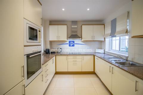 Apartamento de dois quartos elegantemente decorado, localizado no primeiro andar