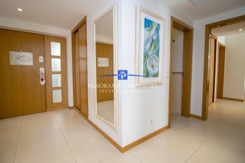 Apartamento de dois quartos elegantemente decorado, localizado no primeiro andar