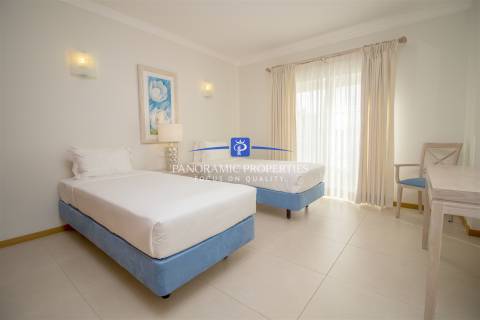 Apartamento de dois quartos elegantemente decorado, localizado no primeiro andar