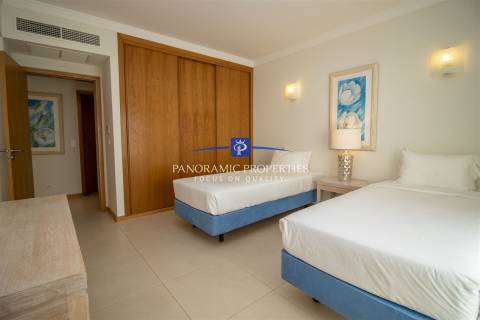 Apartamento de dois quartos elegantemente decorado, localizado no primeiro andar