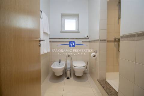 Apartamento de dois quartos elegantemente decorado, localizado no primeiro andar