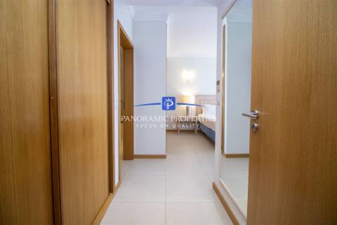 Apartamento de dois quartos elegantemente decorado, localizado no primeiro andar