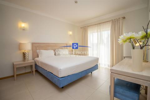 Apartamento de dois quartos elegantemente decorado, localizado no primeiro andar