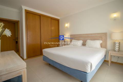 Apartamento de dois quartos elegantemente decorado, localizado no primeiro andar