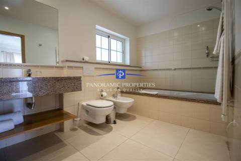 Apartamento de dois quartos elegantemente decorado, localizado no primeiro andar