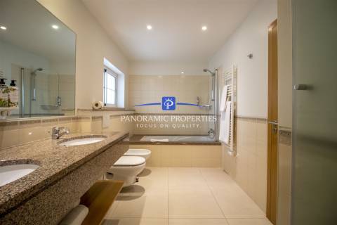 Apartamento de dois quartos elegantemente decorado, localizado no primeiro andar