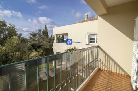 Apartamento de dois quartos elegantemente decorado, localizado no primeiro andar
