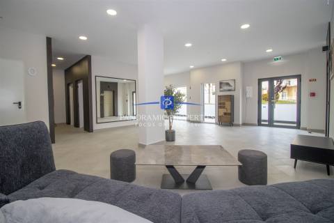 Apartamento com dois quartos a  5 minutos a pé da praia de Armação de Pêra