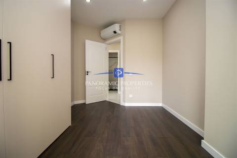 Descubra este elegante e contemporâneo apartamento de 2 quartos, localizado em Armação de Pêra