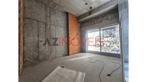 Arrenda-se loja, com uma área total de 316 m2, no...