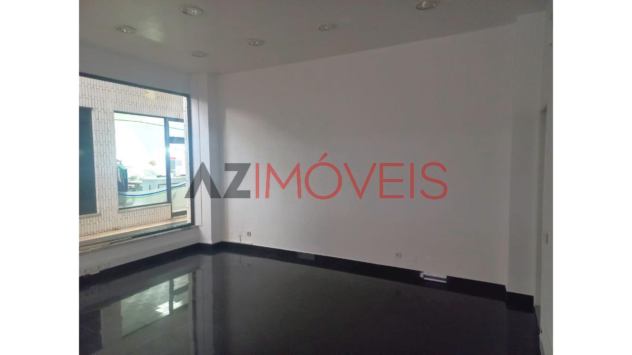 Vende-se ampla loja para comércio ou serviços com...