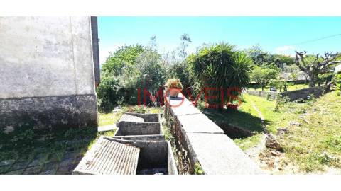 Propriedade localizada no centro da aldeia de...
