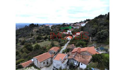 Propriedade localizada no centro da aldeia de...