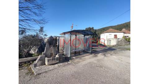 Propriedade localizada no centro da aldeia de...