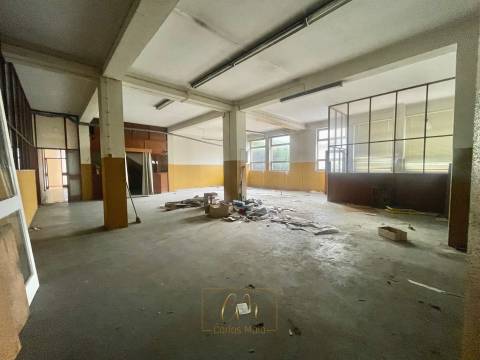 Dois armazéns com cerca de 1300m2 , com logradouro