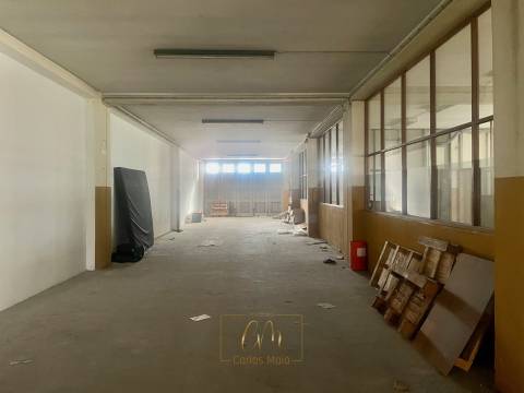 Dois armazéns com cerca de 1300m2 , com logradouro