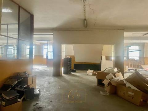 Dois armazéns com cerca de 1300m2 , com logradouro