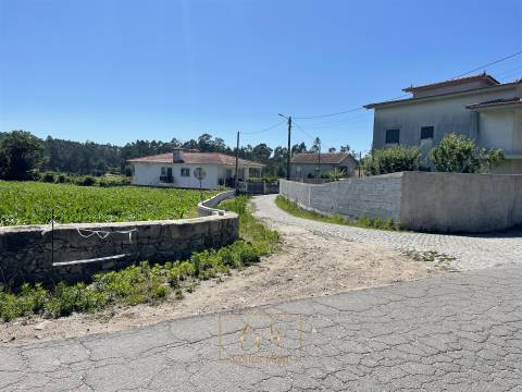 Terreno rústico com 6100m2, inserido em zona residencial