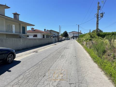 Terreno rústico com 6100m2, inserido em zona residencial