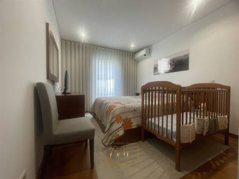 Apartamento T2 com terraço e duas garagens fechadas