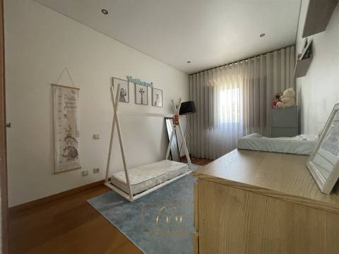 Apartamento T2 com terraço e duas garagens fechadas