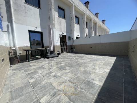 Apartamento T2 com terraço e duas garagens fechadas