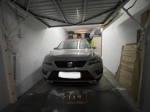 Apartamento T2 com terraço e duas garagens fechadas