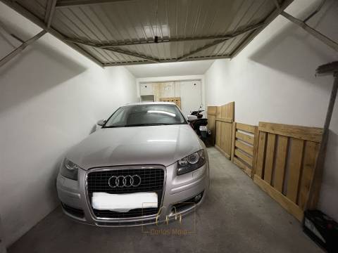 Apartamento T2 com terraço e duas garagens fechadas