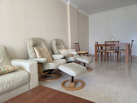 Apartamento T2 para arrendar, garagem, piscina, praia, Carcavelos, condomínio fechado, segurança 24h