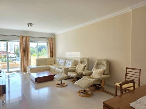 Apartamento T2 para arrendar, garagem, piscina, praia, Carcavelos, condomínio fechado, segurança 24h