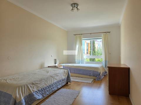 Apartamento T2 para arrendar, garagem, piscina, praia, Carcavelos, condomínio fechado, segurança 24h