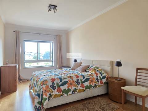 Apartamento T2 para arrendar, garagem, piscina, praia, Carcavelos, condomínio fechado, segurança 24h