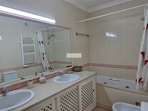 Apartamento T2 para arrendar, garagem, piscina, praia, Carcavelos, condomínio fechado, segurança 24h