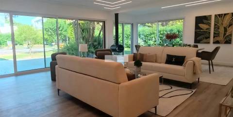 Moradia T4 totalmente renovada com piscina na Herdade da Aroeira