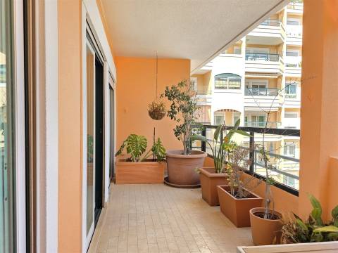 Apartamento T3 com garagem em condomínio fechado com segurança, junto à praia