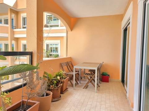 Apartamento T3 com garagem em condomínio fechado com segurança, junto à praia