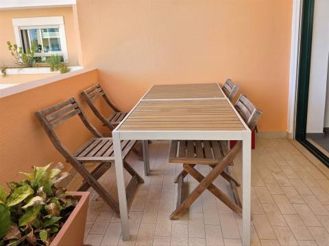 Apartamento T3 com garagem em condomínio fechado com segurança, junto à praia