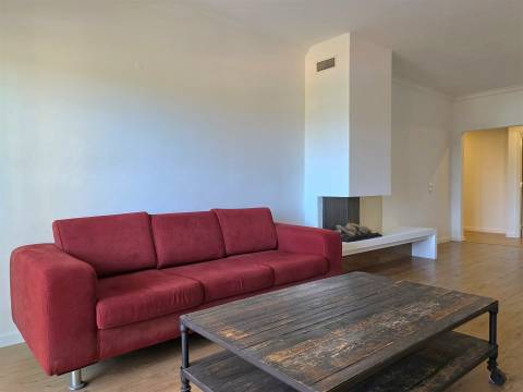 Apartamento T3 com garagem em condomínio fechado com segurança, junto à praia