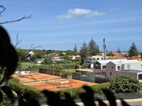 Apartamento T3 com garagem em condomínio fechado com segurança, junto à praia