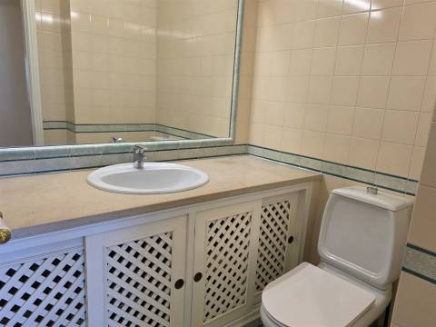 Apartamento T3 com garagem em condomínio fechado com segurança, junto à praia