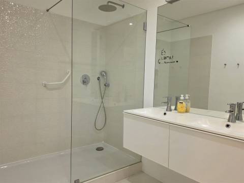 Apartamento T3 com garagem em condomínio fechado com segurança, junto à praia